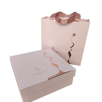 Luxo Logotipo personalizado Folha de ouro Impressão de papel Kraft Saco de embalagem de compras para sapatos Vestuário