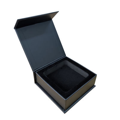 Materiais reciclados Caixa de presente magnética com logotipo de carimbo prateado preto mate e inserção de EVA