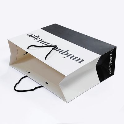 Acessórios de fita Bolsa de papel de logotipo personalizado para compras no varejo Bolsas de embalagem de presentes