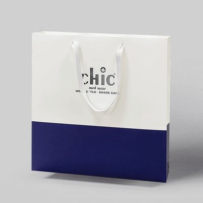Sacos de compras de papel Tote Estampagem de prata com alças para roupas Vestuário