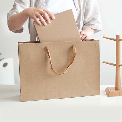Bolsas de compras de papel Kraft castanho Impressão offset de vestuário Bolsa de papel Logotipo personalizado