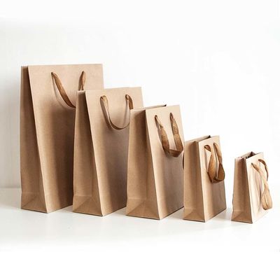 Bolsas de compras de papel Kraft castanho Impressão offset de vestuário Bolsa de papel Logotipo personalizado