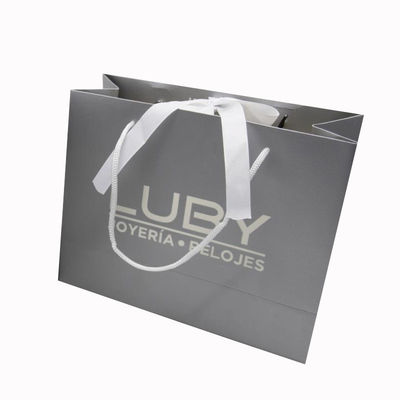 Bolsas de presente de luxo personalizadas de estampagem a quente Bolsas de compras Kraft recicláveis com alças