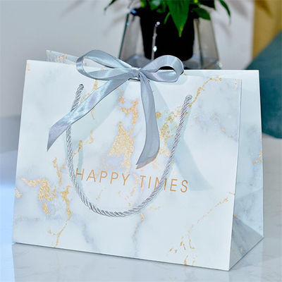 Bolsas de presente de luxo personalizadas de estampagem a quente Bolsas de compras Kraft recicláveis com alças