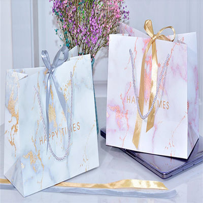 Bolsas de presente de luxo personalizadas de estampagem a quente Bolsas de compras Kraft recicláveis com alças