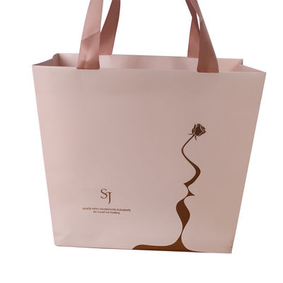 Luxo Logotipo personalizado Folha de ouro Impressão de papel Kraft Saco de embalagem de compras para sapatos Vestuário