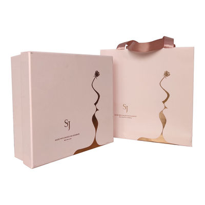 Luxo Logotipo personalizado Folha de ouro Impressão de papel Kraft Saco de embalagem de compras para sapatos Vestuário