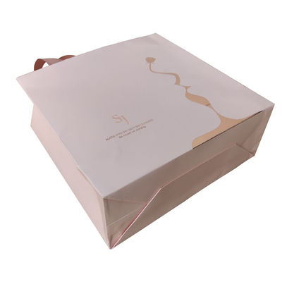 Luxo Logotipo personalizado Folha de ouro Impressão de papel Kraft Saco de embalagem de compras para sapatos Vestuário