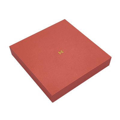 Capa vermelha personalizada e base ombro pescoço caixa camiseta roupas lenço embalagem roupas luxo caixa rígida para roupas lenço