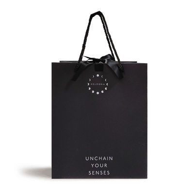 Desenho personalizado de luxo preto matte papel espesso embalagem de roupas saco de compras de presente com fita logotipo e alça