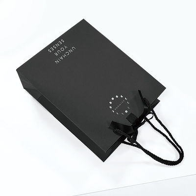 Desenho personalizado de luxo preto matte papel espesso embalagem de roupas saco de compras de presente com fita logotipo e alça