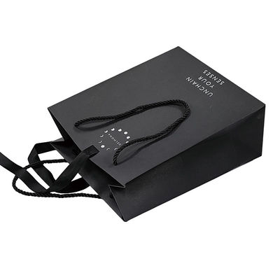 Desenho personalizado de luxo preto matte papel espesso embalagem de roupas saco de compras de presente com fita logotipo e alça