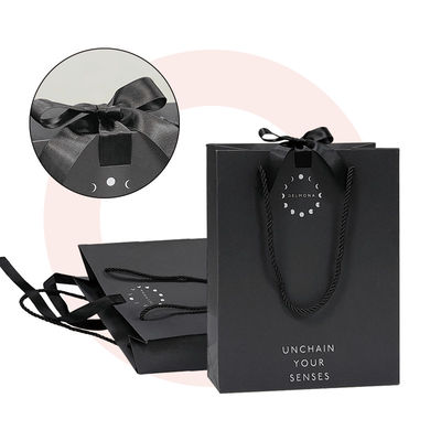 Desenho personalizado de luxo preto matte papel espesso embalagem de roupas saco de compras de presente com fita logotipo e alça
