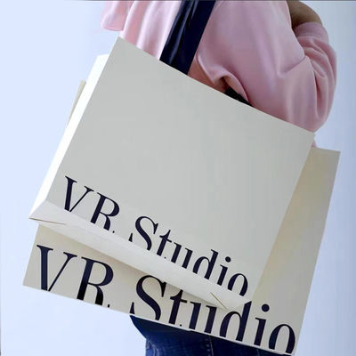 Vestuário personalizado Bolsas de compras Embalagem Luxo Corpo de Marfim Cartão Kraft Papel Baixo Preço Bolsa de presente de compras Logotipo personalizado