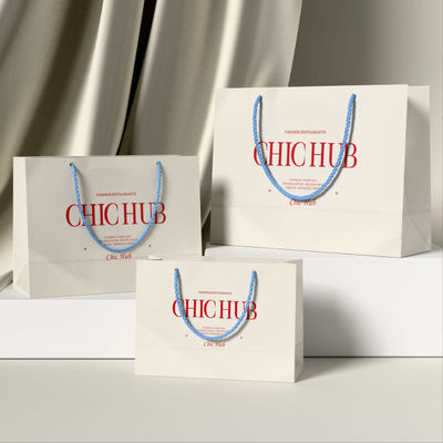 Vestuário personalizado Bolsas de compras Embalagem Luxo Corpo de Marfim Cartão Kraft Papel Baixo Preço Bolsa de presente de compras Logotipo personalizado
