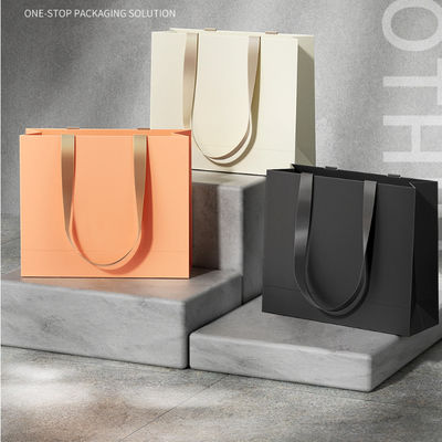 Vestuário personalizado Bolsas de compras Embalagem Luxo Corpo de Marfim Cartão Kraft Papel Baixo Preço Bolsa de presente de compras Logotipo personalizado