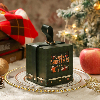 Caixa de Presente de Natal Luxuosa com Design Elegante Dourado e Vermelho para Celebrações Familiares