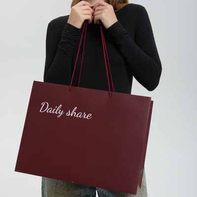 Bolsas de compras personalizadas elegantes de papel grande Vestidos Logotipo personalizado Design reciclado Moda a granel Bolsas de luxo de marca para lojas