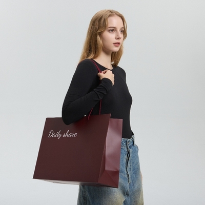 Bolsas de compras personalizadas elegantes de papel grande Vestidos Logotipo personalizado Design reciclado Moda a granel Bolsas de luxo de marca para lojas