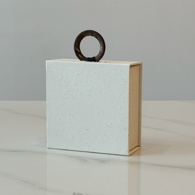 Caixa de apresentação magnética personalizada branca para joias com design personalizado, logotipo personalizado, caixa de papel para embalagem de anel, brinco, colar e pulseira