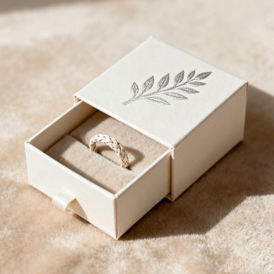 Vintage Luxury Custom Logo Ring Boxes Corpo de marfim com esponja Velour Lining Estampagem Vernizamento UV Revestimento Impressão Manuseio