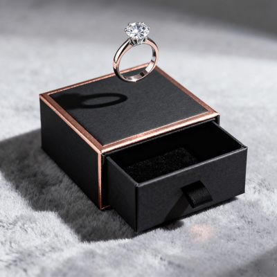 Vintage Luxury Custom Logo Ring Boxes Corpo de marfim com esponja Velour Lining Estampagem Vernizamento UV Revestimento Impressão Manuseio