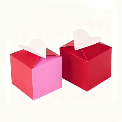 Liberte o Encanto do Amor Nossa Exclusiva Caixa de Cartão em Formato de Coração Laminação Brilho Fosco Forro de Esponja Cada Momento Especial Velas com Alça