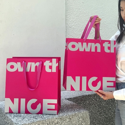 Logotipo impresso personalizado Bolsas de papel ecológicas Bolsas de papel kraft de alta qualidade para roupas